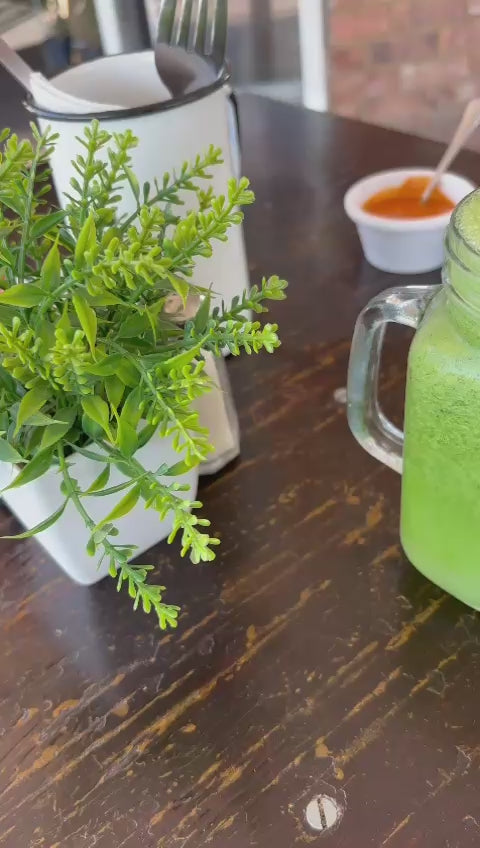 Cargar video: ¡Energía Total! 🍵💪 Jugo Verde con un Toque de Miel Black Horse 🐎✨